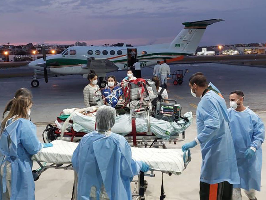 Equipamento de suporte extracorpóreo ECMO em monitoramento intensivo