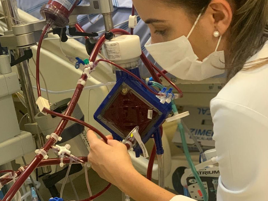 Equipe médica em procedimento cardiocirculatório de alta complexidade